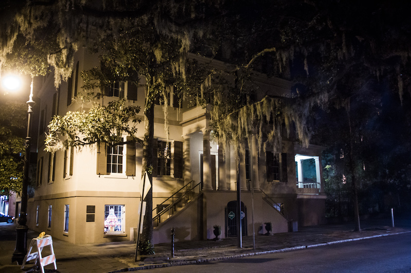 Night time outside the Juliette Gordon Low House in Savannah, Georgia, a haunted stop on the Savannah Terrors ghost tour by US Ghost Adventures