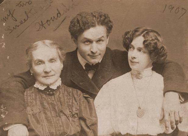 photo of harry houdini with his mother and wife